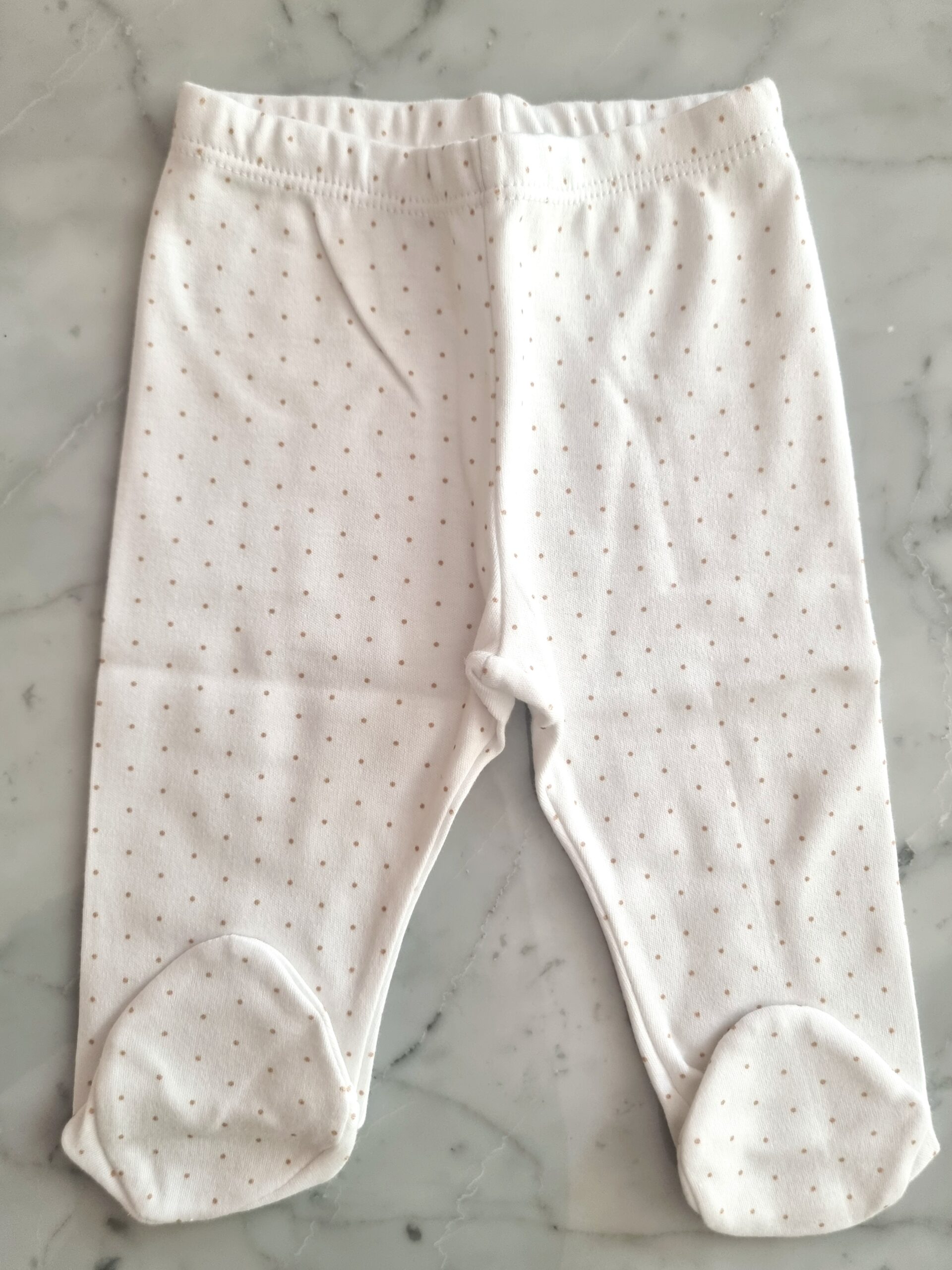 ajuar_pima_de_algodon_con-'puntitos_batita_ranita_gorrito_little_paradise_regalos_de_nacimientos (1)