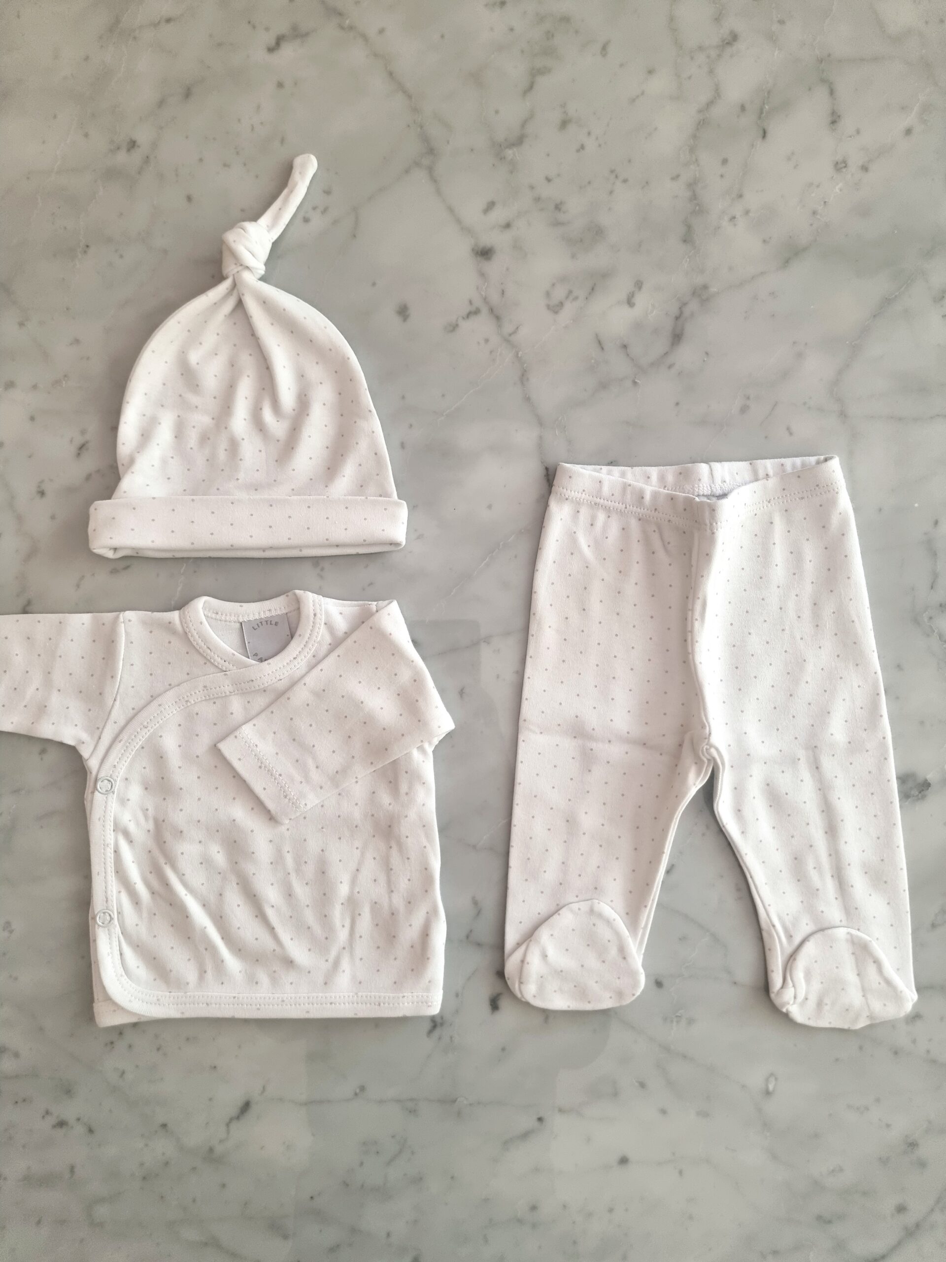 ajuar_pima_de_algodon_con-'puntitos_batita_ranita_gorrito_little_paradise_regalos_de_nacimientos (4)