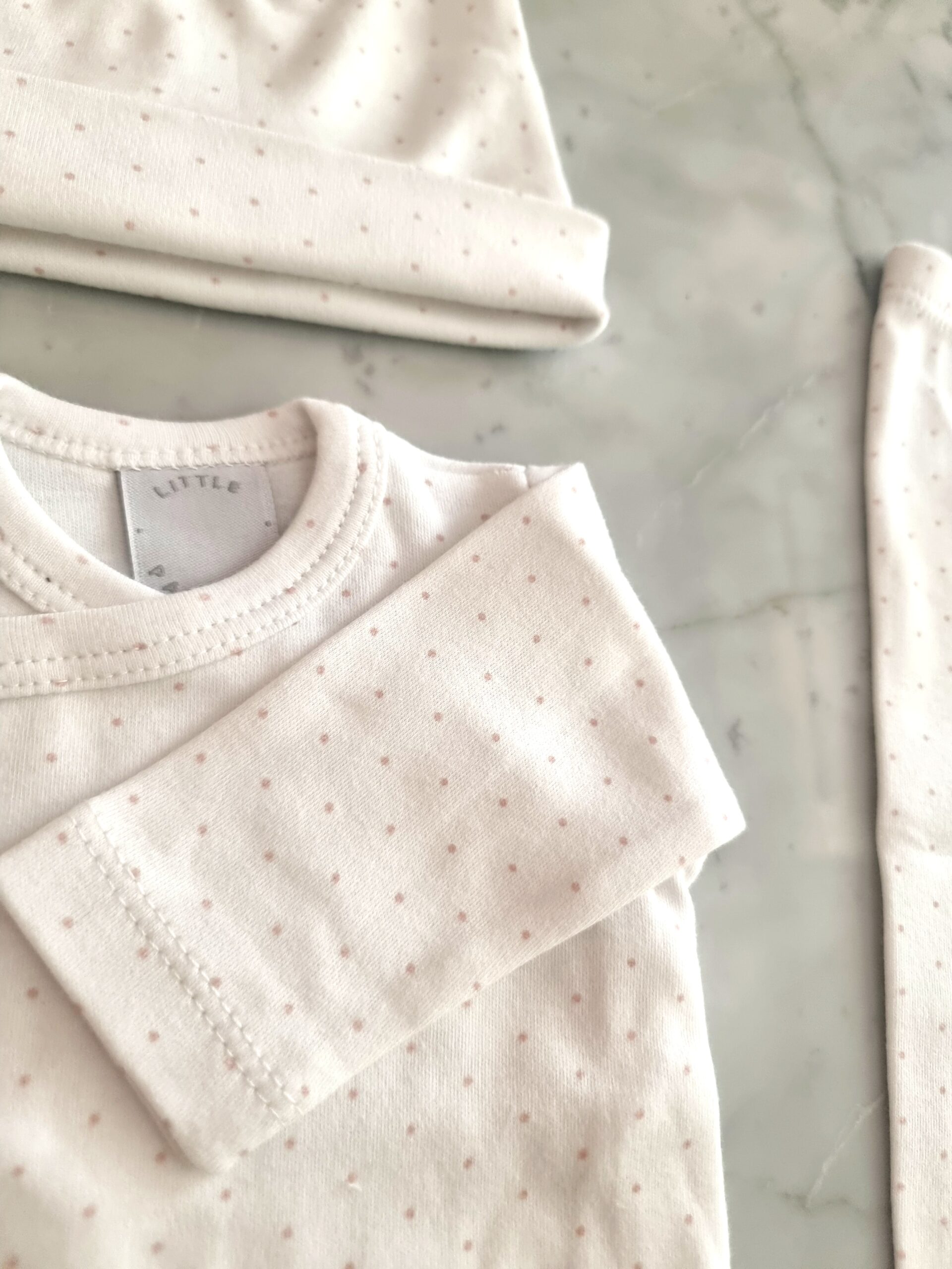 ajuar_pima_de_algodon_con-'puntitos_batita_ranita_gorrito_little_paradise_regalos_de_nacimientos (5)