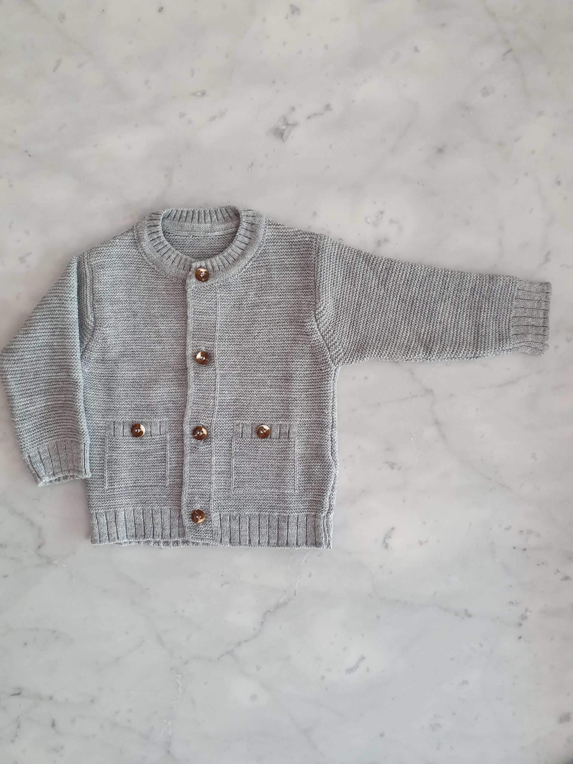 saquito bebe hilado fibra hb gris recien nacido regalo