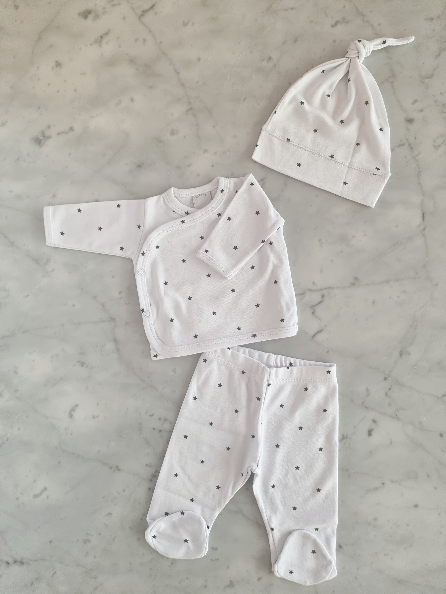 ajuar_pima_black_stars_con_estrellitas_batita_ranita_gorrito_para_bebes_regalos_de_nacimientos_little_paradise (1)