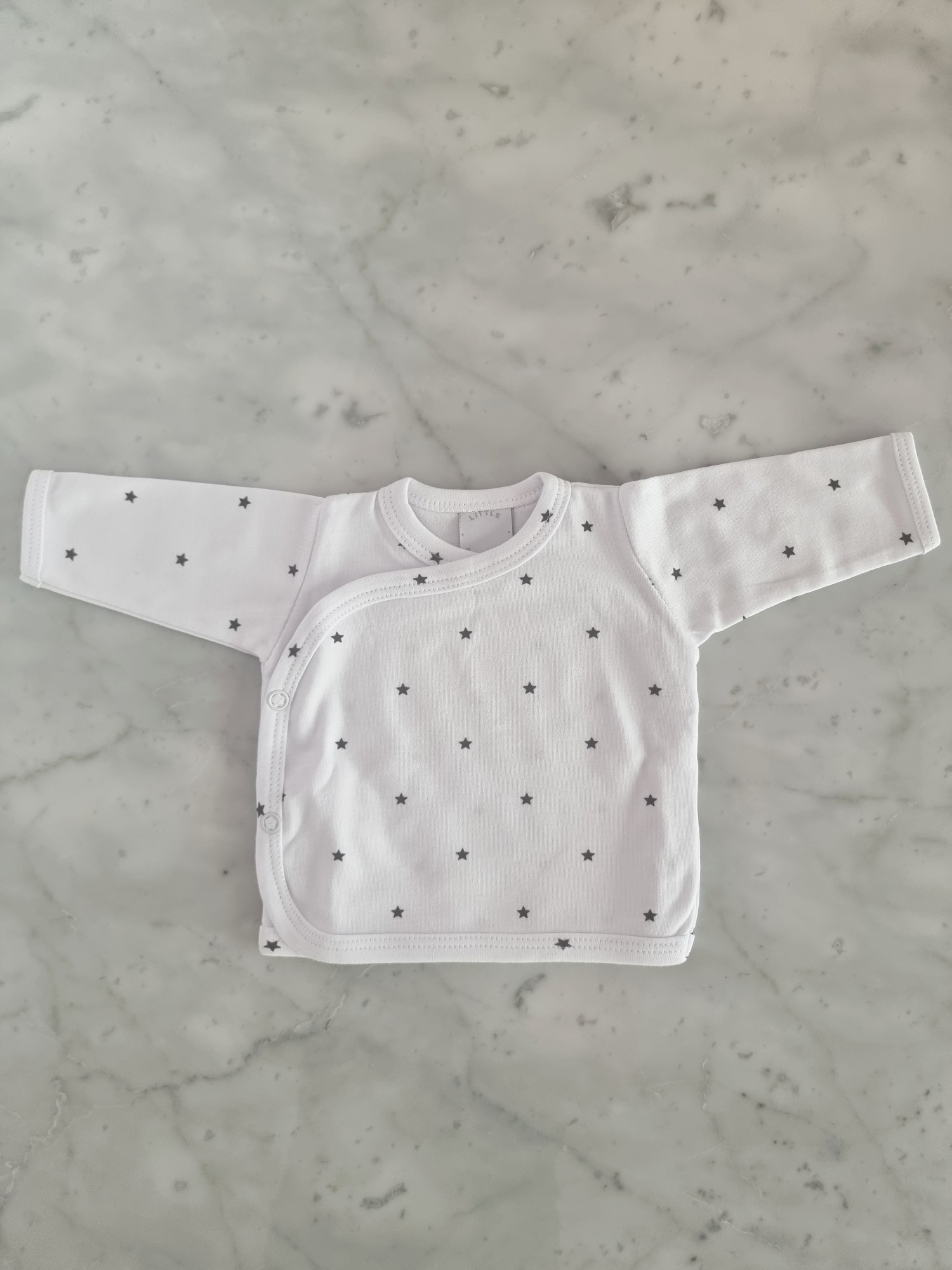 ajuar_pima_black_stars_con_estrellitas_batita_ranita_gorrito_para_bebes_regalos_de_nacimientos_little_paradise (3)