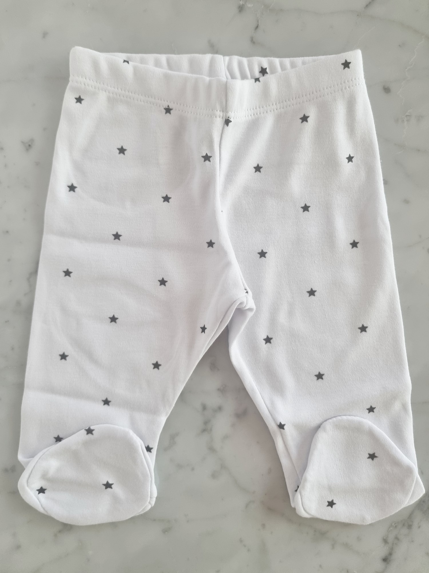 ajuar_pima_black_stars_con_estrellitas_batita_ranita_gorrito_para_bebes_regalos_de_nacimientos_little_paradise (5)