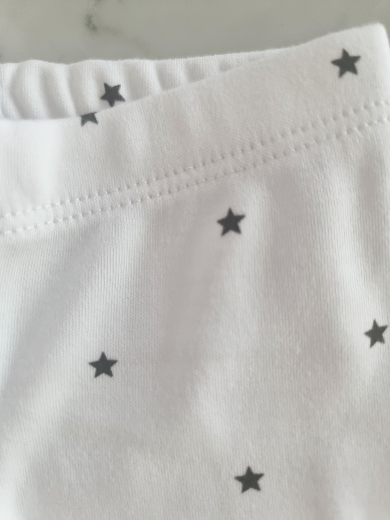 ajuar_pima_black_stars_con_estrellitas_batita_ranita_gorrito_para_bebes_regalos_de_nacimientos_little_paradise (6)