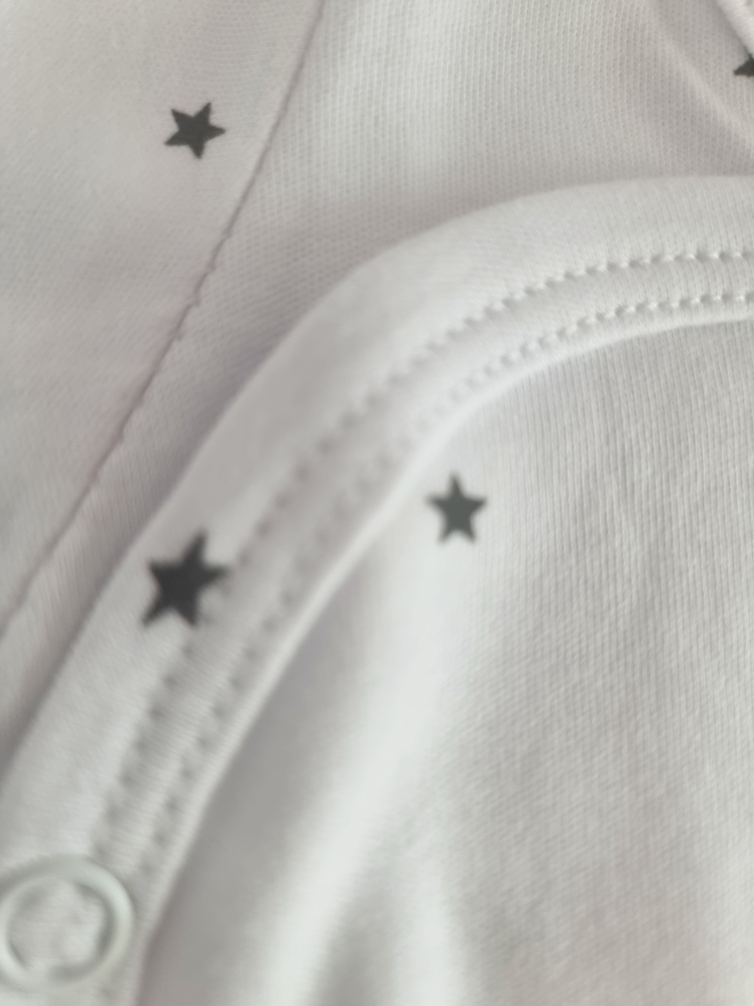 ajuar_pima_black_stars_con_estrellitas_batita_ranita_gorrito_para_bebes_regalos_de_nacimientos_little_paradise (7)