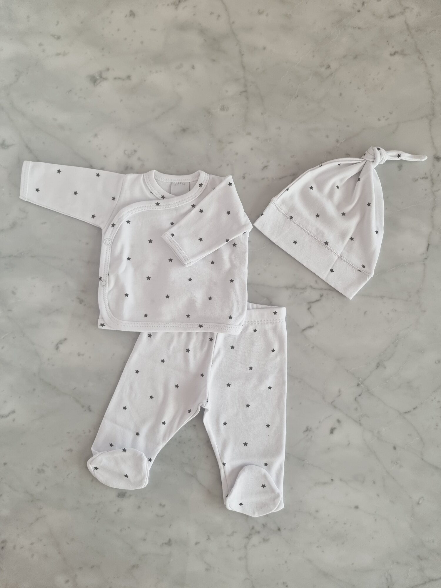 ajuar_pima_black_stars_con_estrellitas_batita_ranita_gorrito_para_bebes_regalos_de_nacimientos_little_paradise (9)