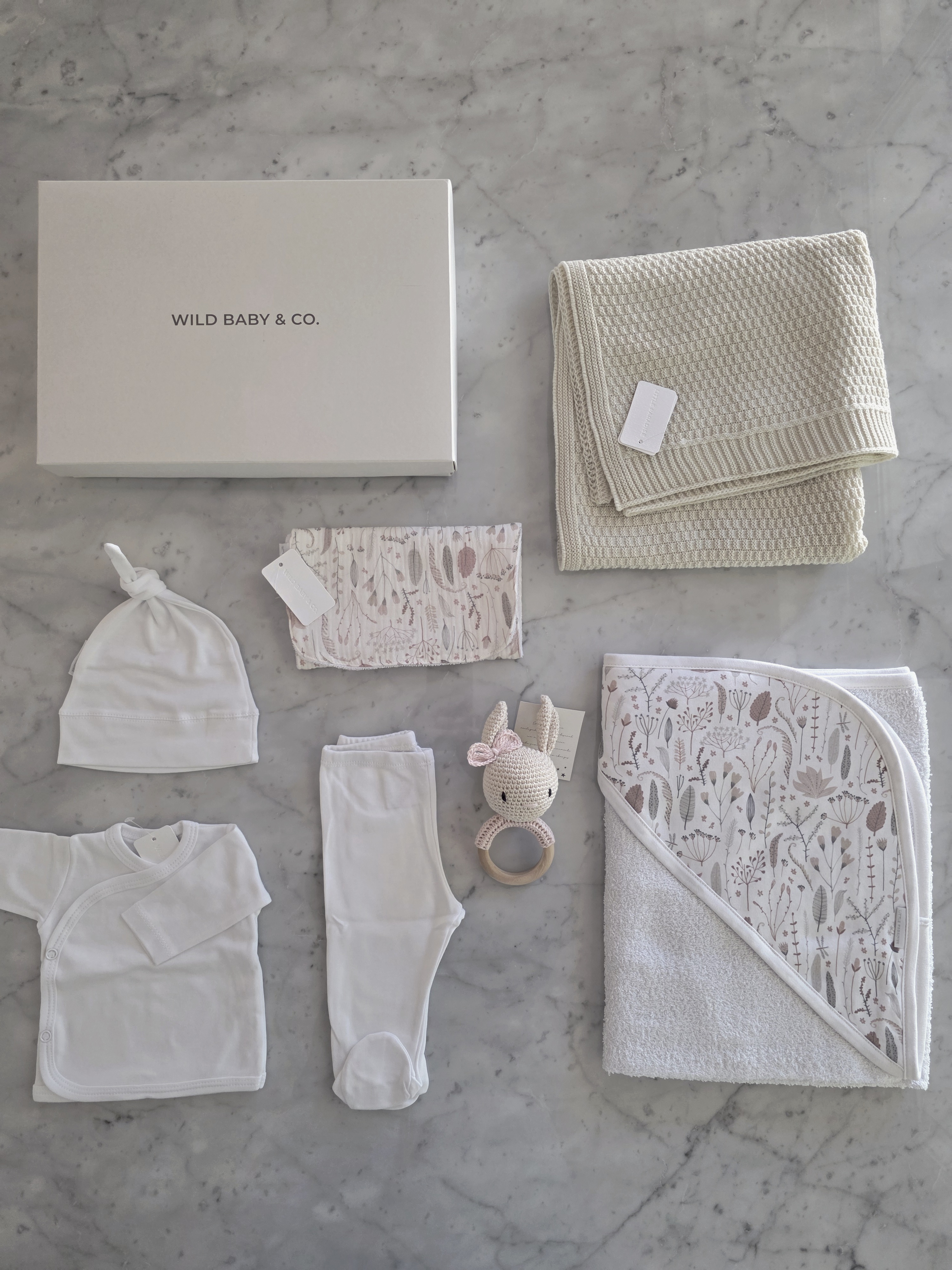 box_recien-nacido_regalos_de_nacimiento-ajuar_algodón_toallón_babita_sonajero_para_bebes_wild_baby (8)