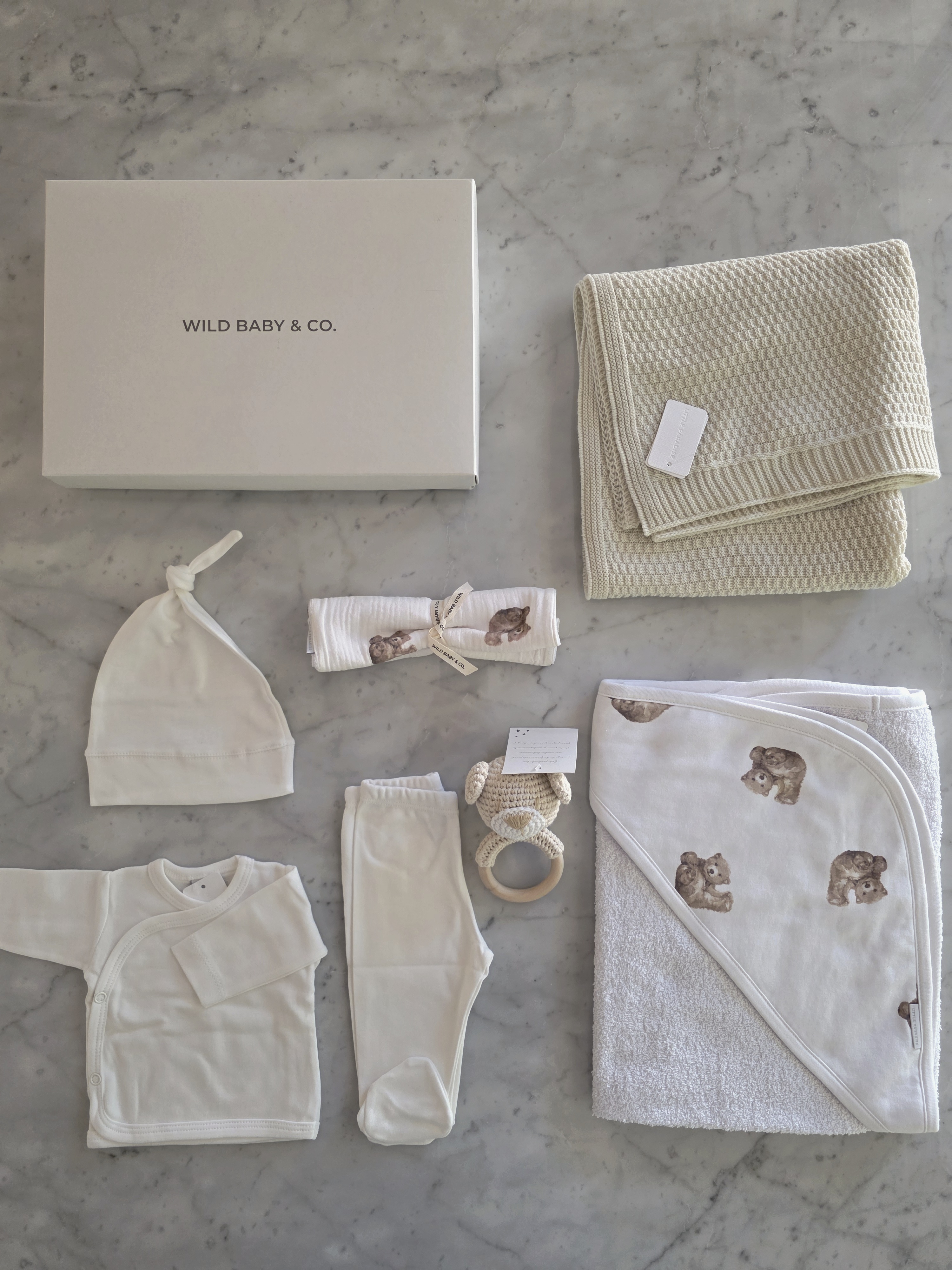 box_recien-nacido_regalos_de_nacimiento-ajuar_algodón_toallón_babita_sonajero_para_bebes_wild_baby (9)