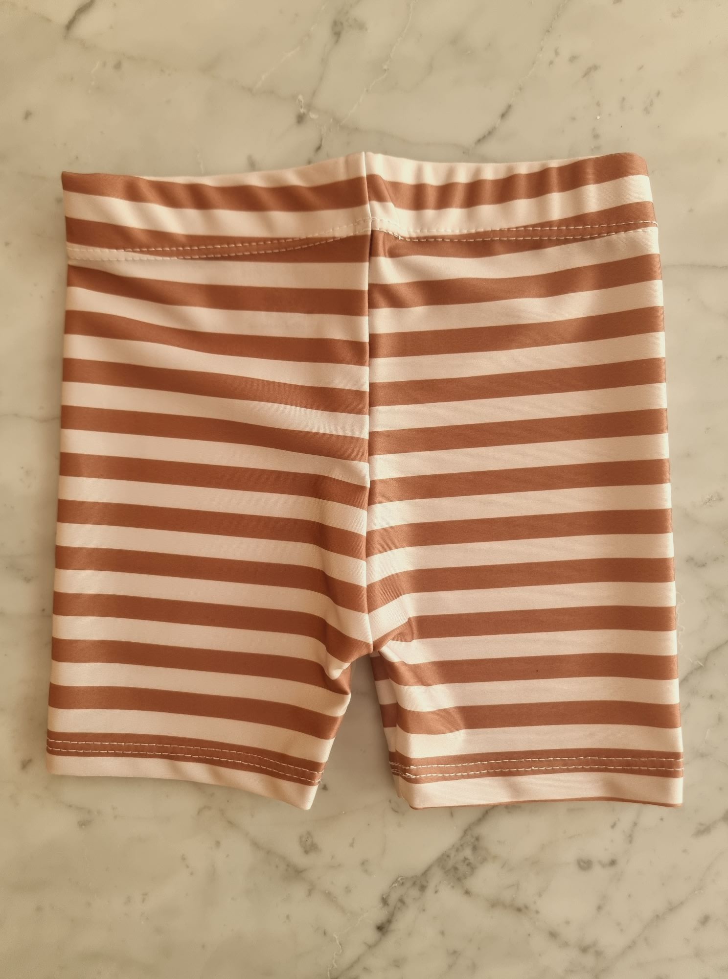 short_protección_uv_mallas_unisex_para_bebés_de_6_a_9_meses_hermosa_estampa_rayas_marron_perfecto_para_usar_en_la_pile_playa_regalos_de_nacimiento_little_paradise (1)