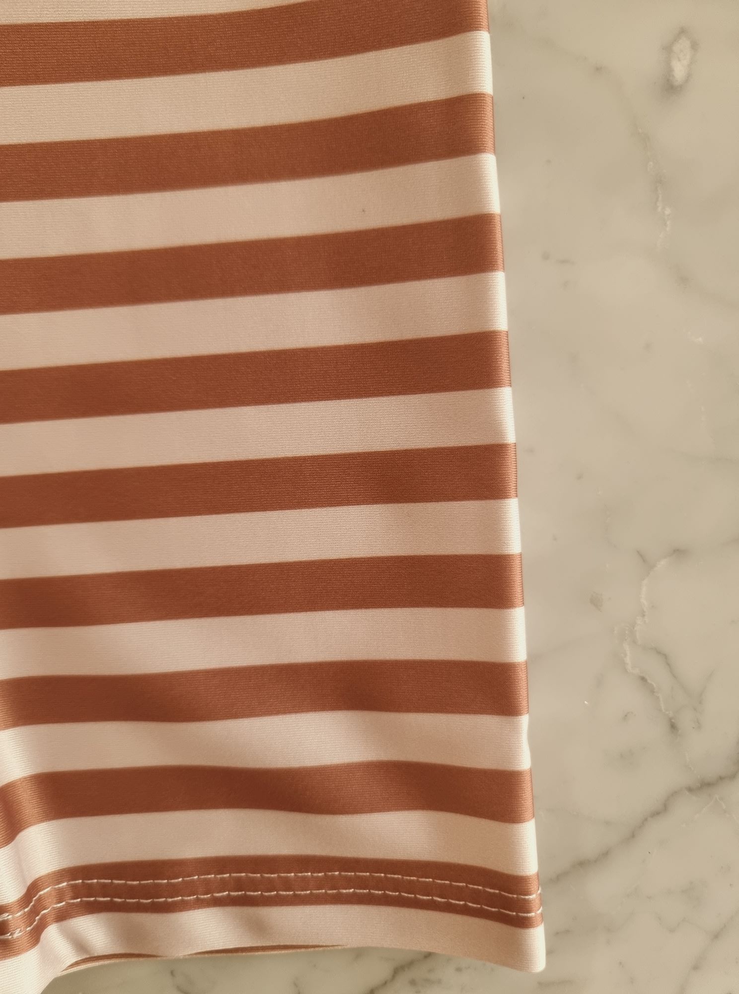 short_protección_uv_mallas_unisex_para_bebés_de_6_a_9_meses_hermosa_estampa_rayas_marron_perfecto_para_usar_en_la_pile_playa_regalos_de_nacimiento_little_paradise (2)