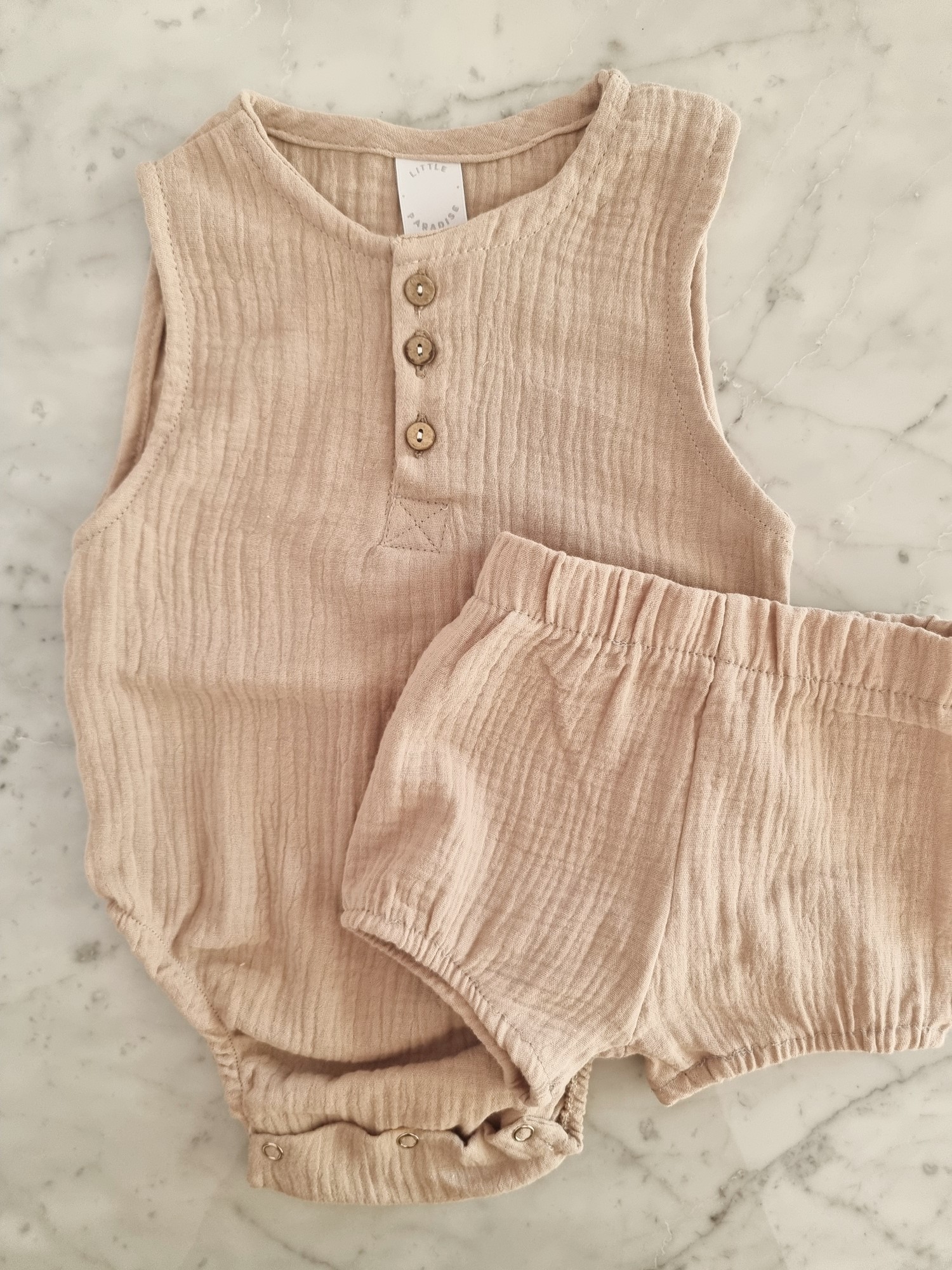 conjunto_body_sin_mangas_botones_short_bebé_little_paradise_mumbai_gasa_algodón (1)
