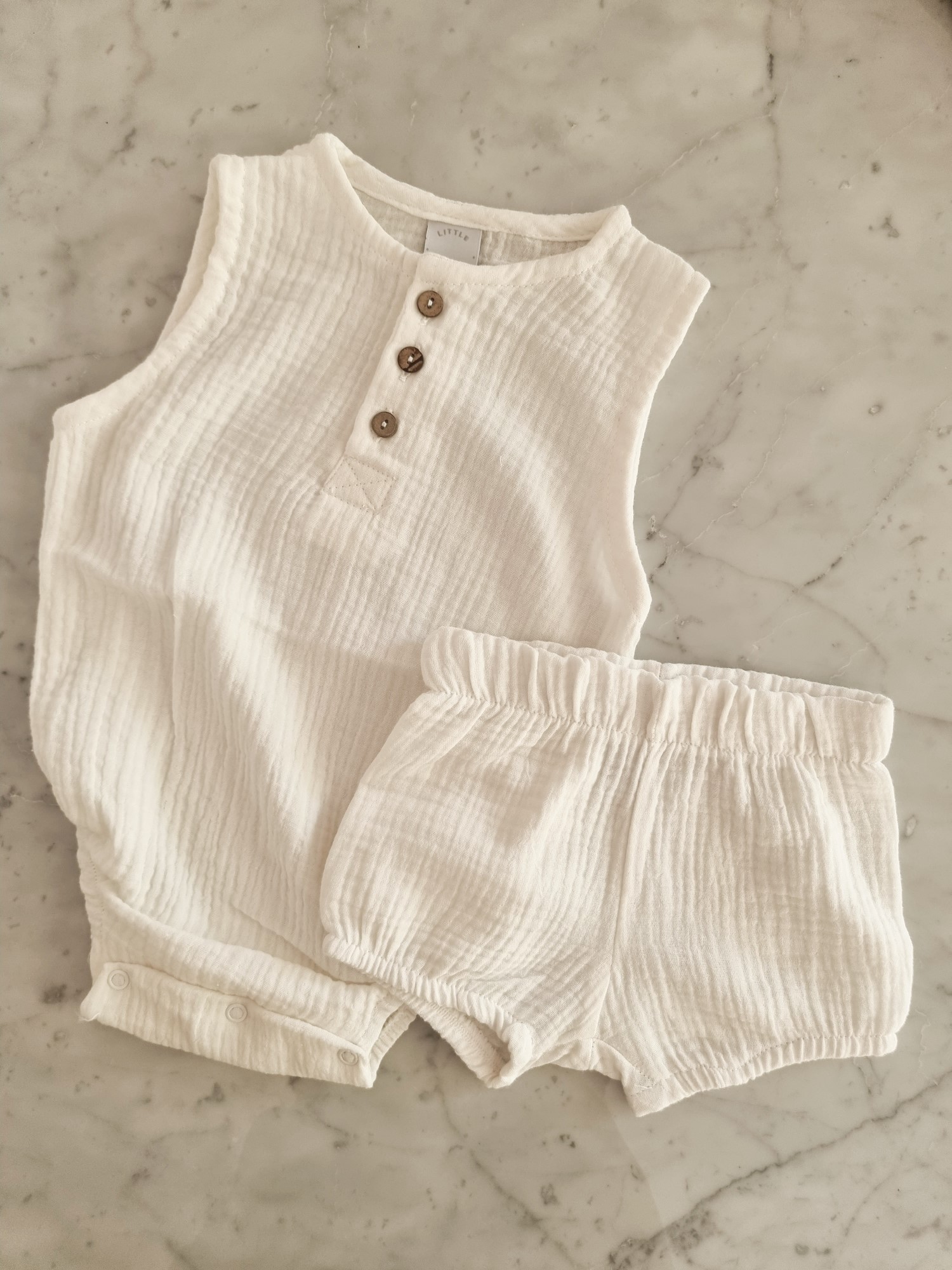 conjunto_body_sin_mangas_botones_short_bebé_little_paradise_mumbai_gasa_algodón (3)