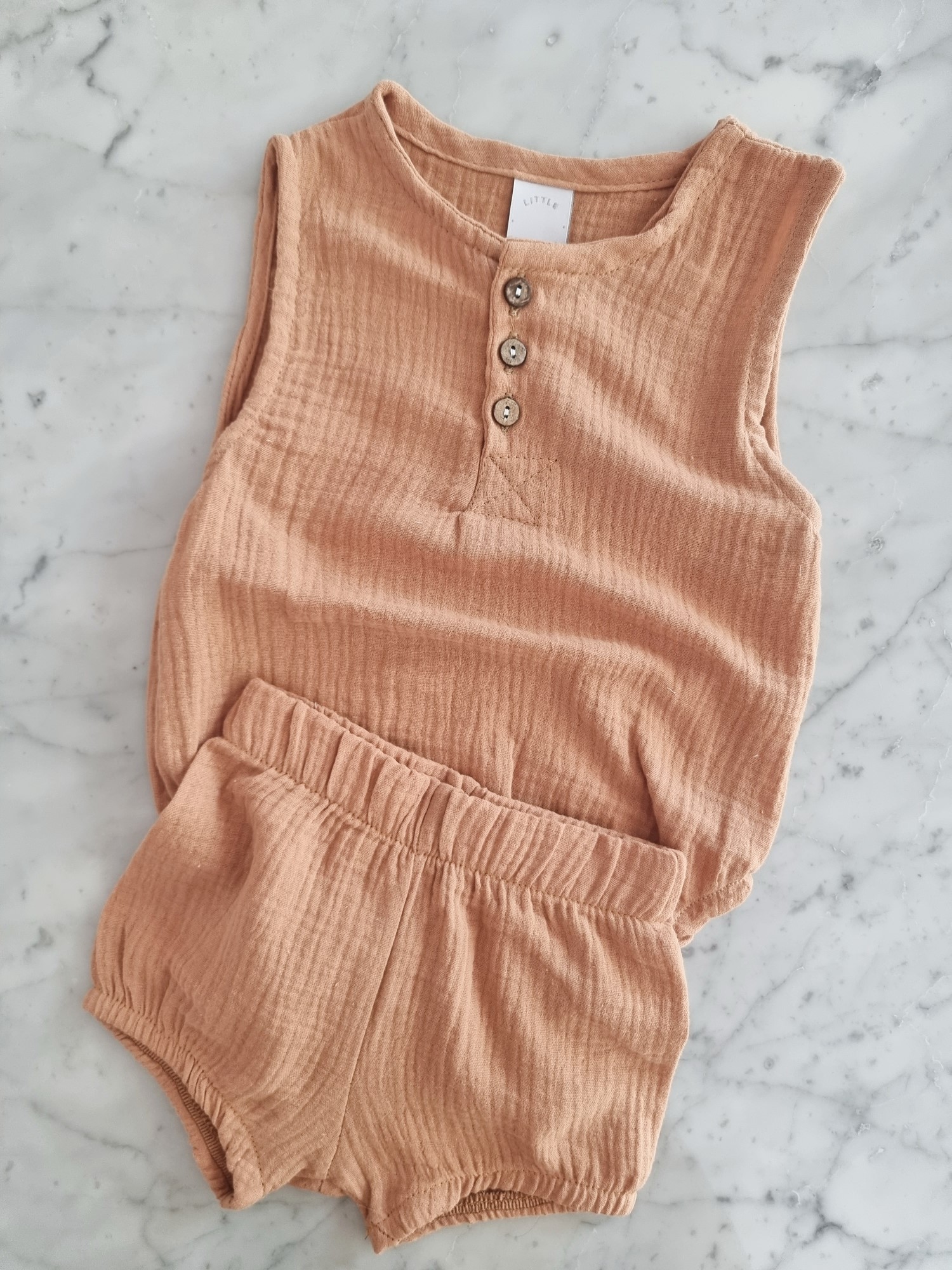 conjunto_body_sin_mangas_botones_short_bebé_little_paradise_mumbai_gasa_algodón (6)