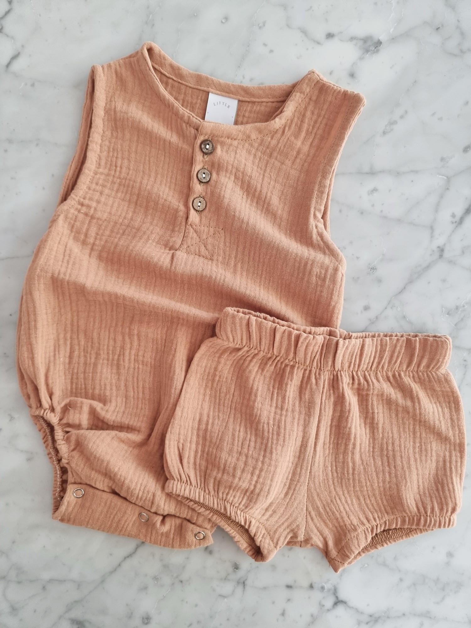 conjunto_body_sin_mangas_botones_short_bebé_little_paradise_mumbai_gasa_algodón (7)