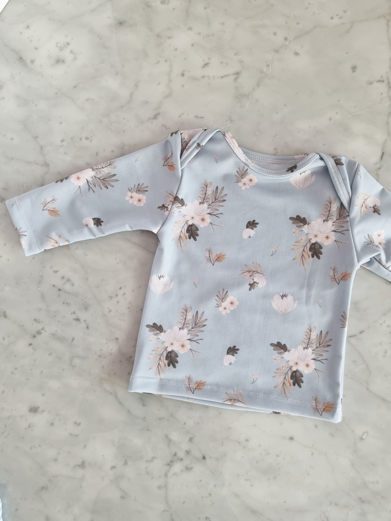 prendas_uv_light_blue_gardenia_para_nenas_playa_remera_short_piluso_regalos_de_nacimiento_little_paradise (1)