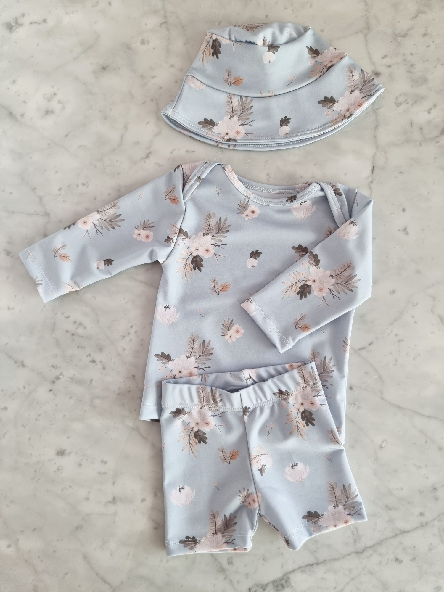 prendas_uv_light_blue_gardenia_para_nenas_playa_remera_short_piluso_regalos_de_nacimiento_little_paradise (10)