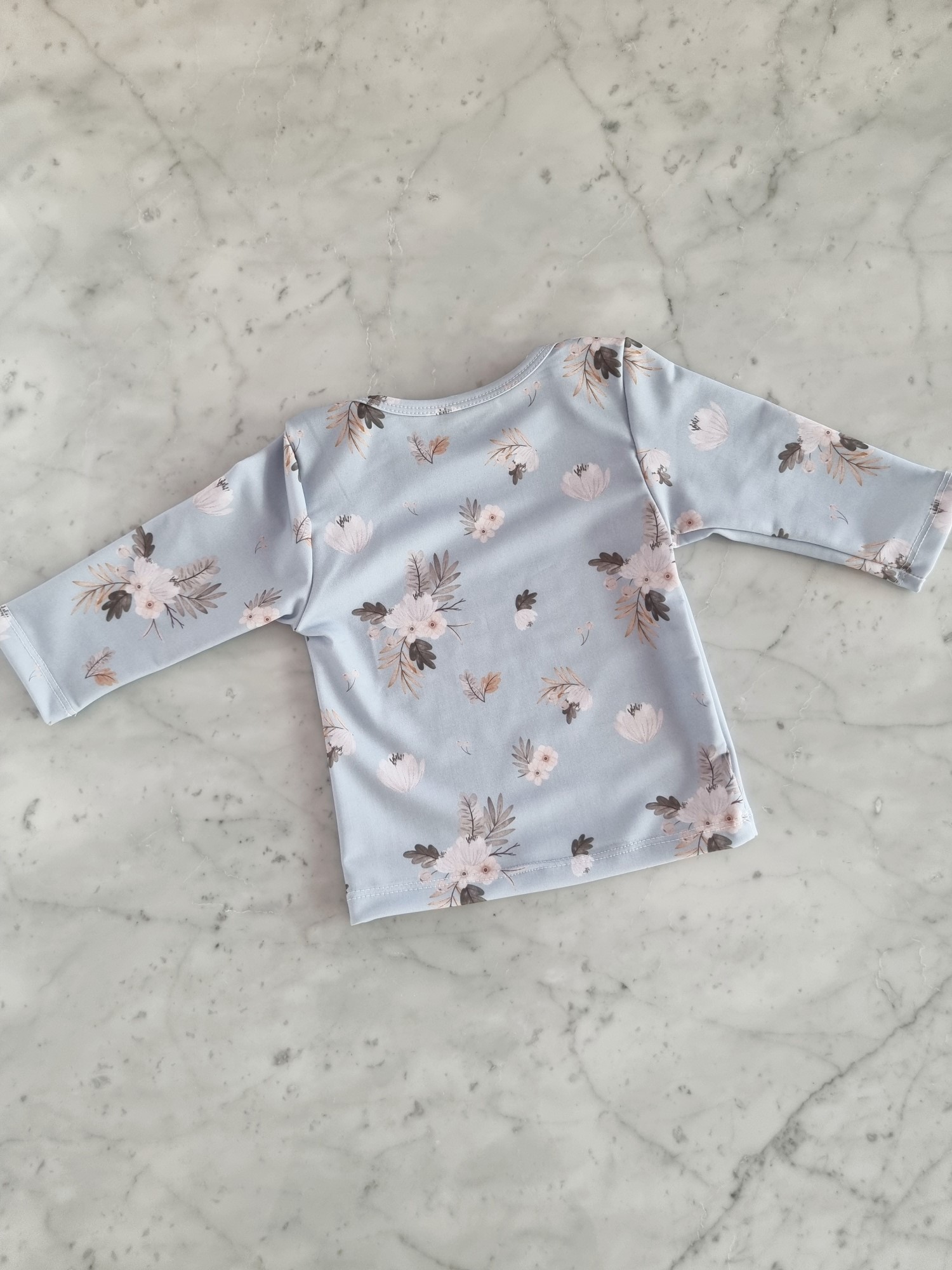 prendas_uv_light_blue_gardenia_para_nenas_playa_remera_short_piluso_regalos_de_nacimiento_little_paradise (4)