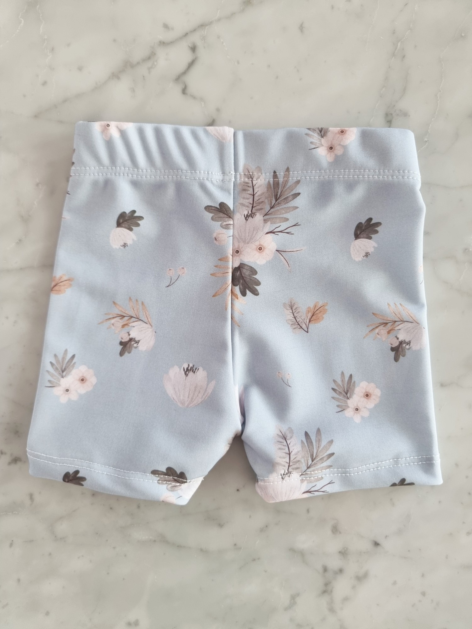 prendas_uv_light_blue_gardenia_para_nenas_playa_remera_short_piluso_regalos_de_nacimiento_little_paradise (7)