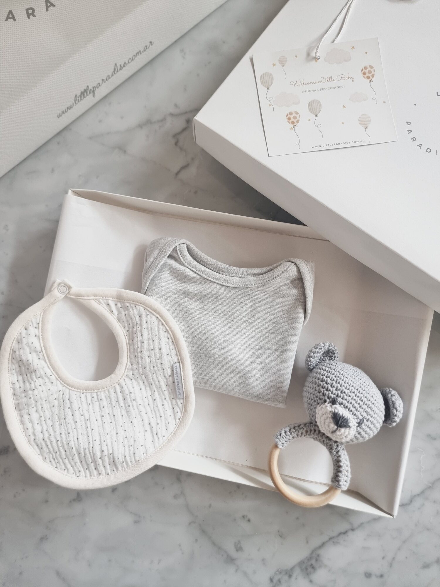 gift_box_para_regalar_para_bebes_regalos_de_nacimientos_body_babero_sonajero_tejido_algodon_pima_little_paradise (15)