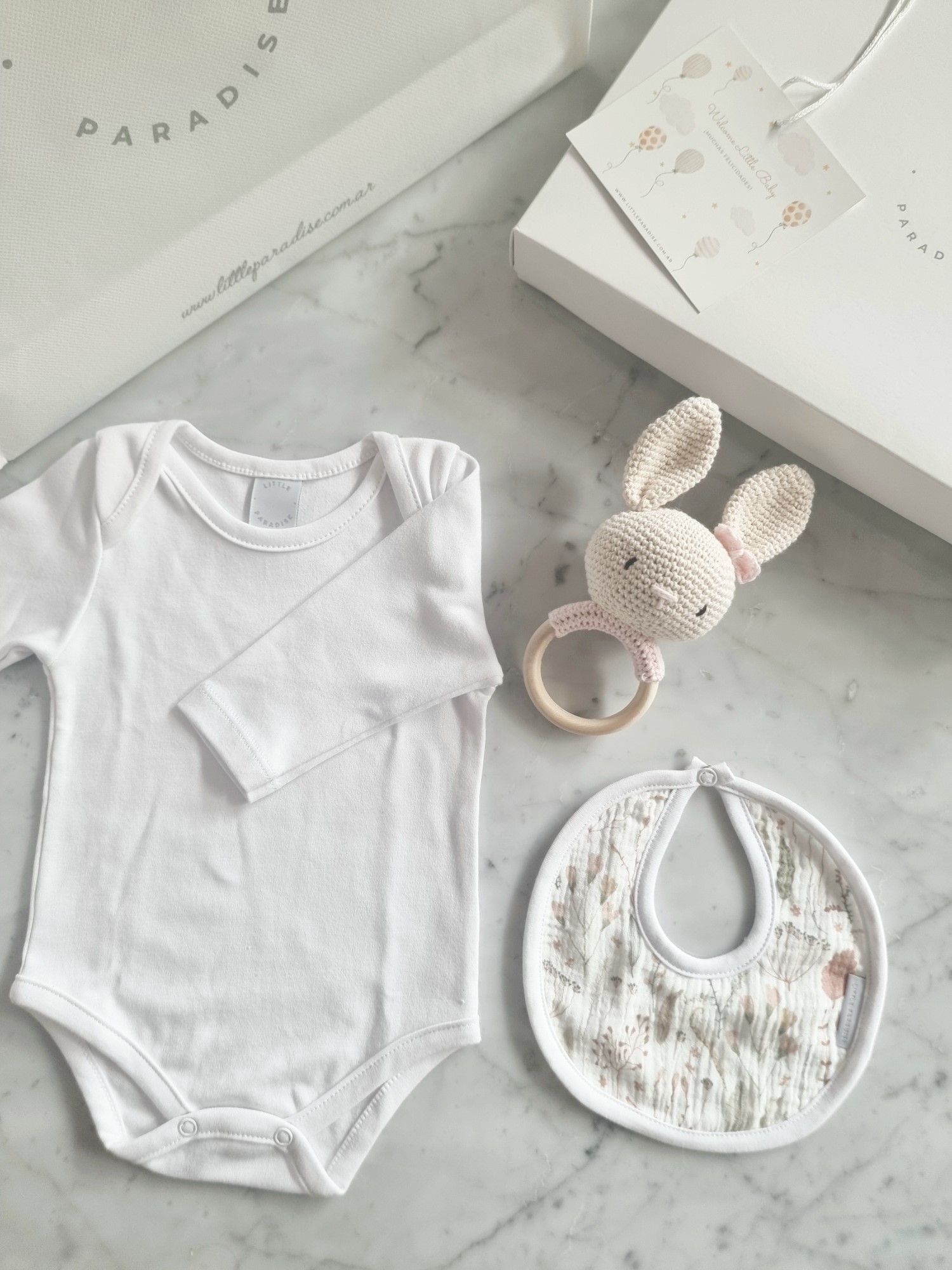 gift_box_para_regalar_para_bebes_regalos_de_nacimientos_body_babero_sonajero_tejido_algodon_pima_little_paradise (17)