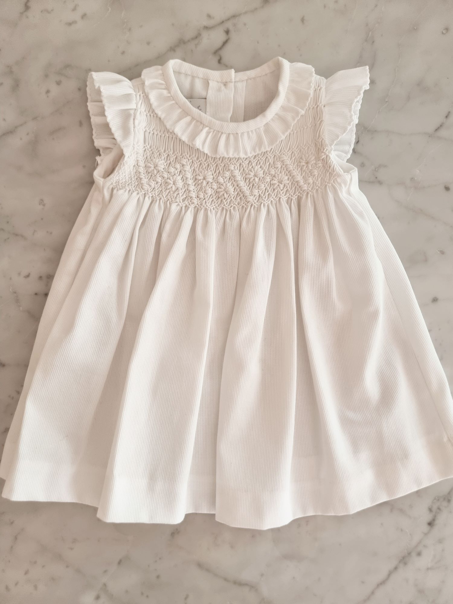 Vestido-claire-perfecto-para-bautizo-y-otras-ocasiones-especiales-por-su-diseño-delicado-color-blanco-confeccionado-en-pique-100-algodón-regalos-de-nacimiento-little-paradise (4)