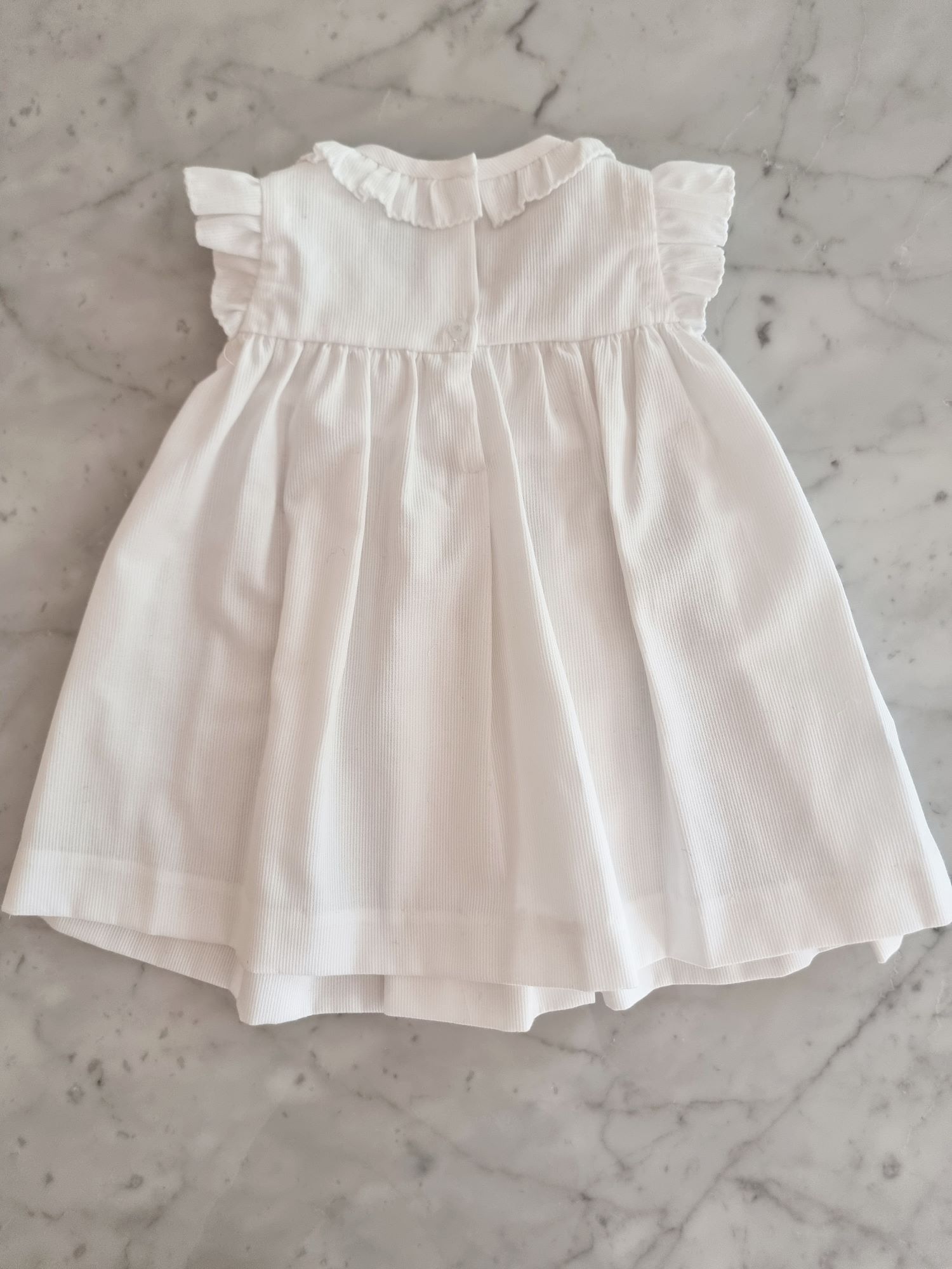 Vestido-claire-perfecto-para-bautizo-y-otras-ocasiones-especiales-por-su-diseño-delicado-color-blanco-confeccionado-en-pique-100-algodón-regalos-de-nacimiento-little-paradise (5)