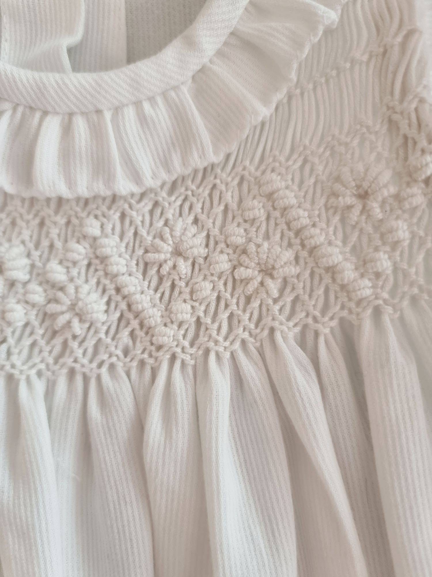 Vestido-claire-perfecto-para-bautizo-y-otras-ocasiones-especiales-por-su-diseño-delicado-color-blanco-confeccionado-en-pique-100-algodón-regalos-de-nacimiento-little-paradise (6)