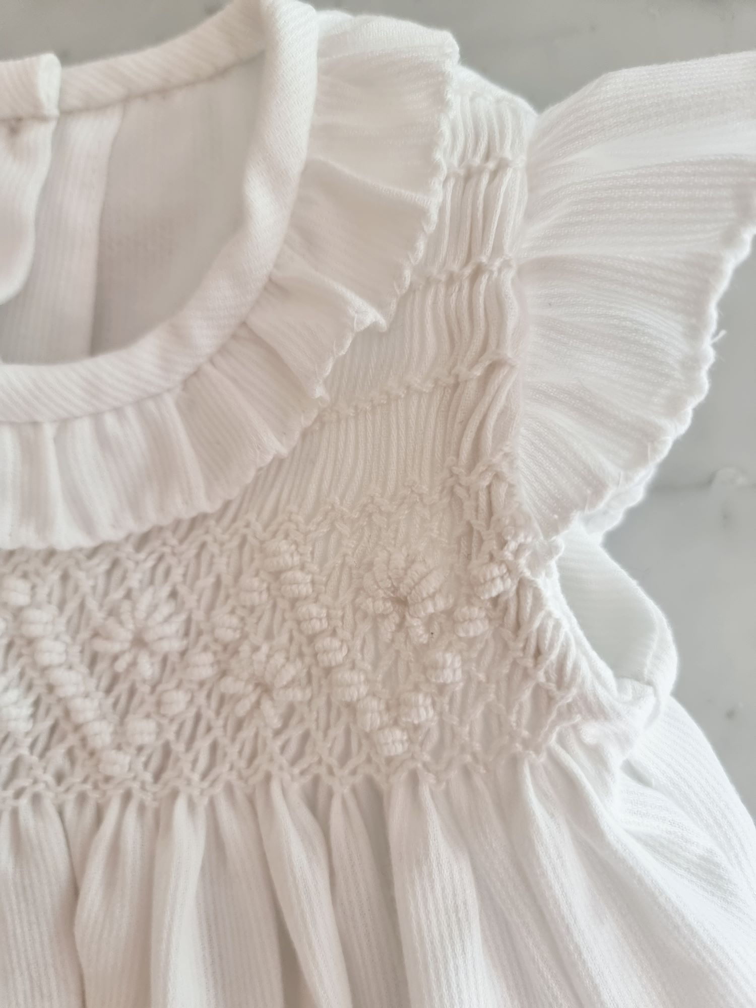 Vestido-claire-perfecto-para-bautizo-y-otras-ocasiones-especiales-por-su-diseño-delicado-color-blanco-confeccionado-en-pique-100-algodón-regalos-de-nacimiento-little-paradise (7)