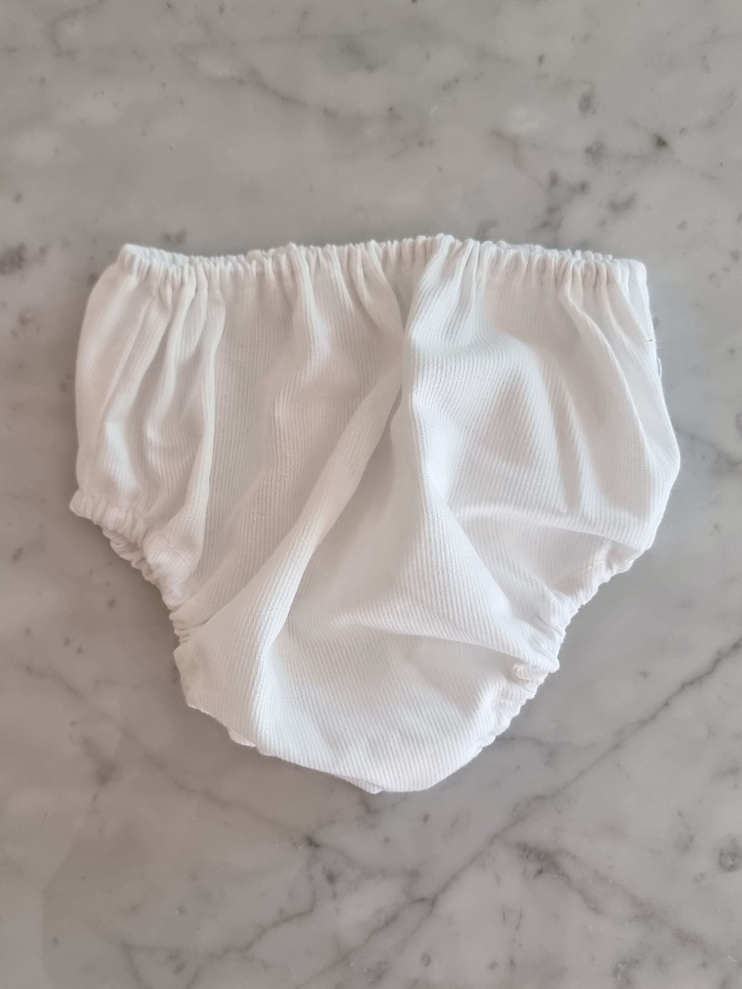 Vestido-claire-perfecto-para-bautizo-y-otras-ocasiones-especiales-por-su-diseño-delicado-color-blanco-confeccionado-en-pique-100-algodón-regalos-de-nacimiento-little-paradise (8)