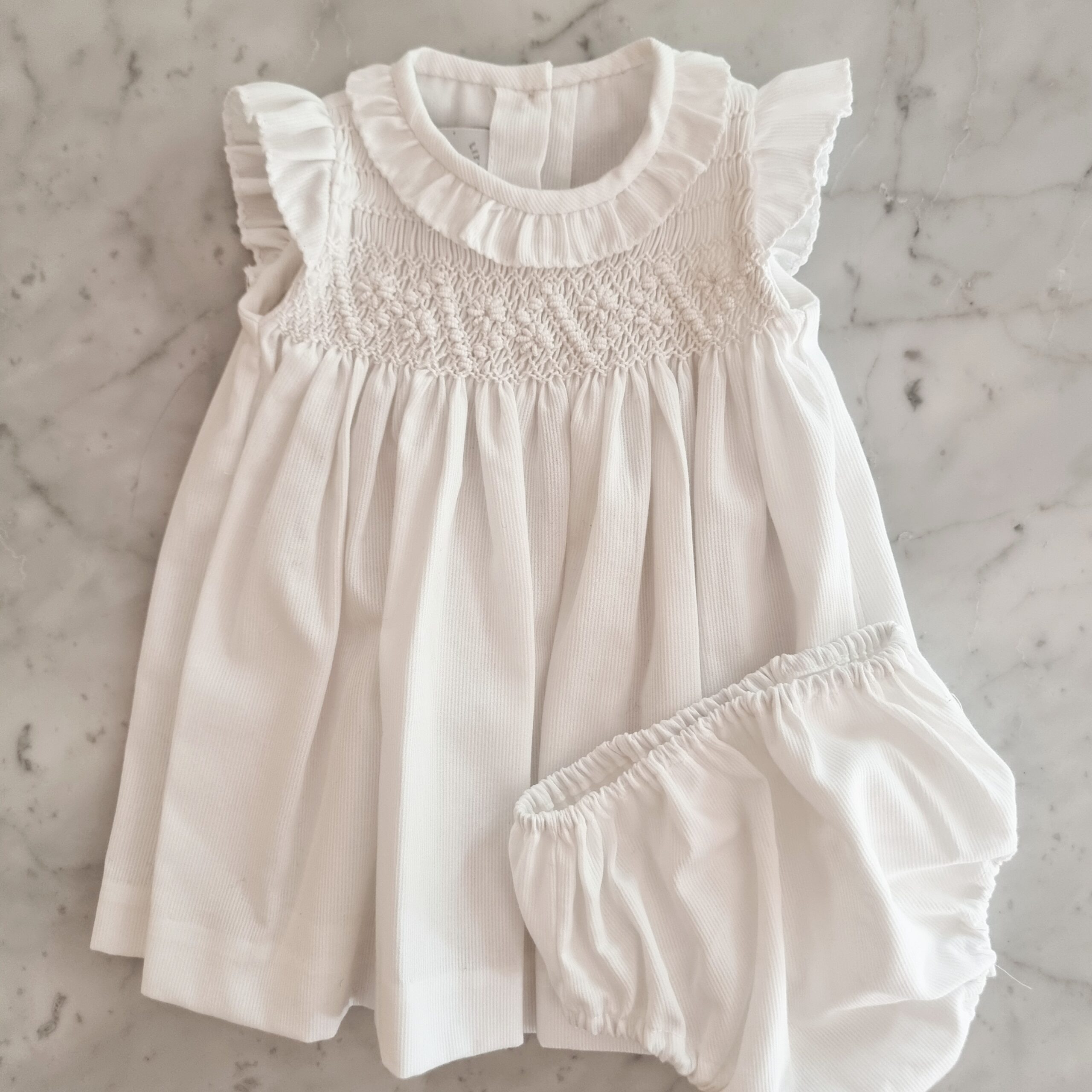 Vestido-claire-perfecto-para-bautizo-y-otras-ocasiones-especiales-por-su-diseño-delicado-color-blanco-confeccionado-en-pique-100-algodón-regalos-de-nacimiento-little-paradise (9)