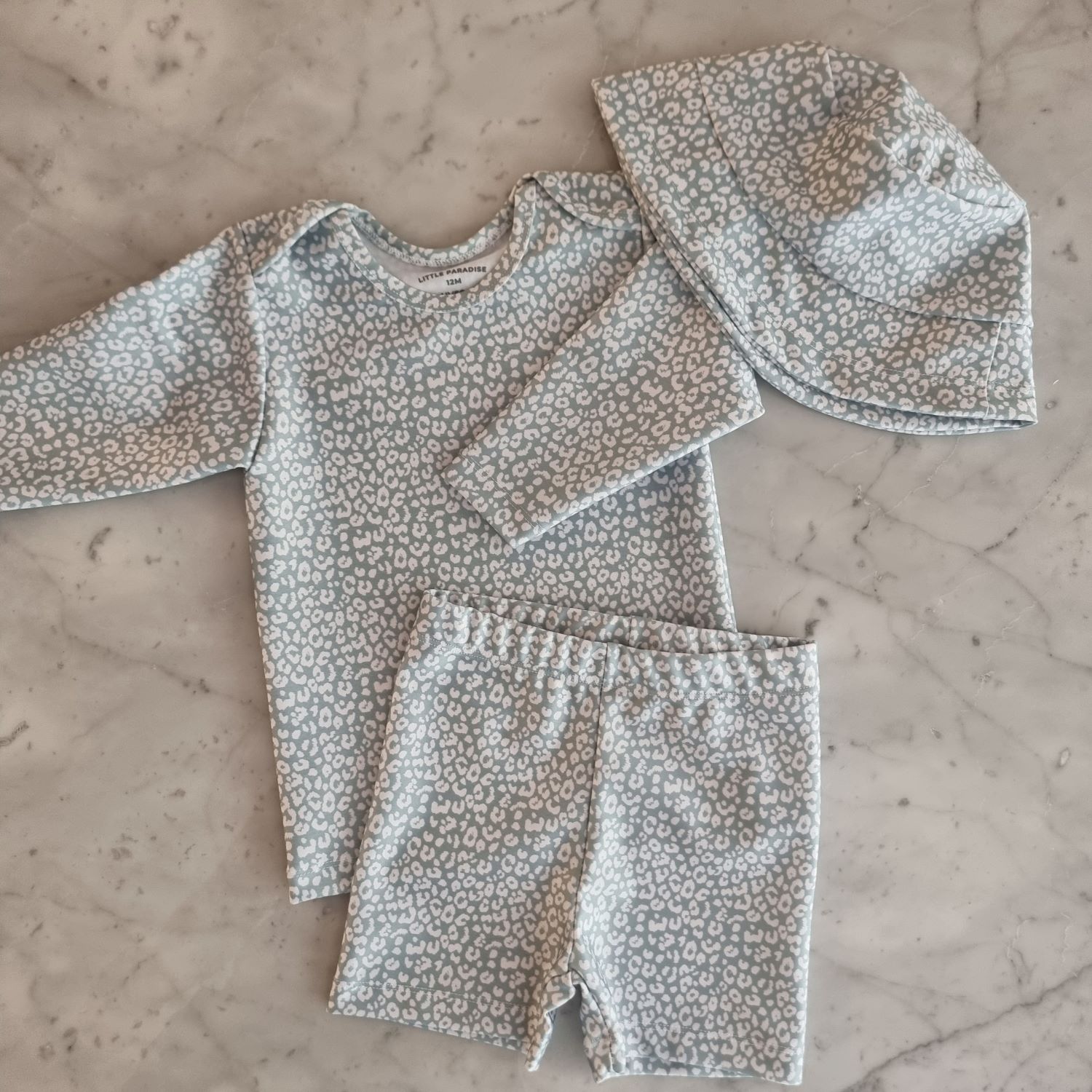 Conjunto_protección_uv_animal_print_verde_tres_piezas_piluso_remera_short_perfectos_para_la_playa_y_pileta_regalos_little_paradise (1)