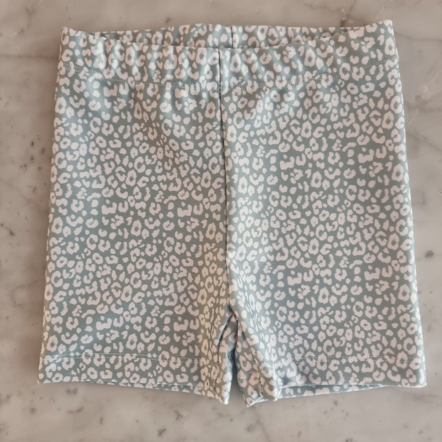 Conjunto_protección_uv_animal_print_verde_tres_piezas_piluso_remera_short_perfectos_para_la_playa_y_pileta_regalos_little_paradise (4)