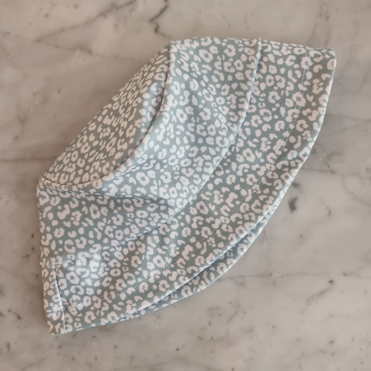 Conjunto_protección_uv_animal_print_verde_tres_piezas_piluso_remera_short_perfectos_para_la_playa_y_pileta_regalos_little_paradise (5)