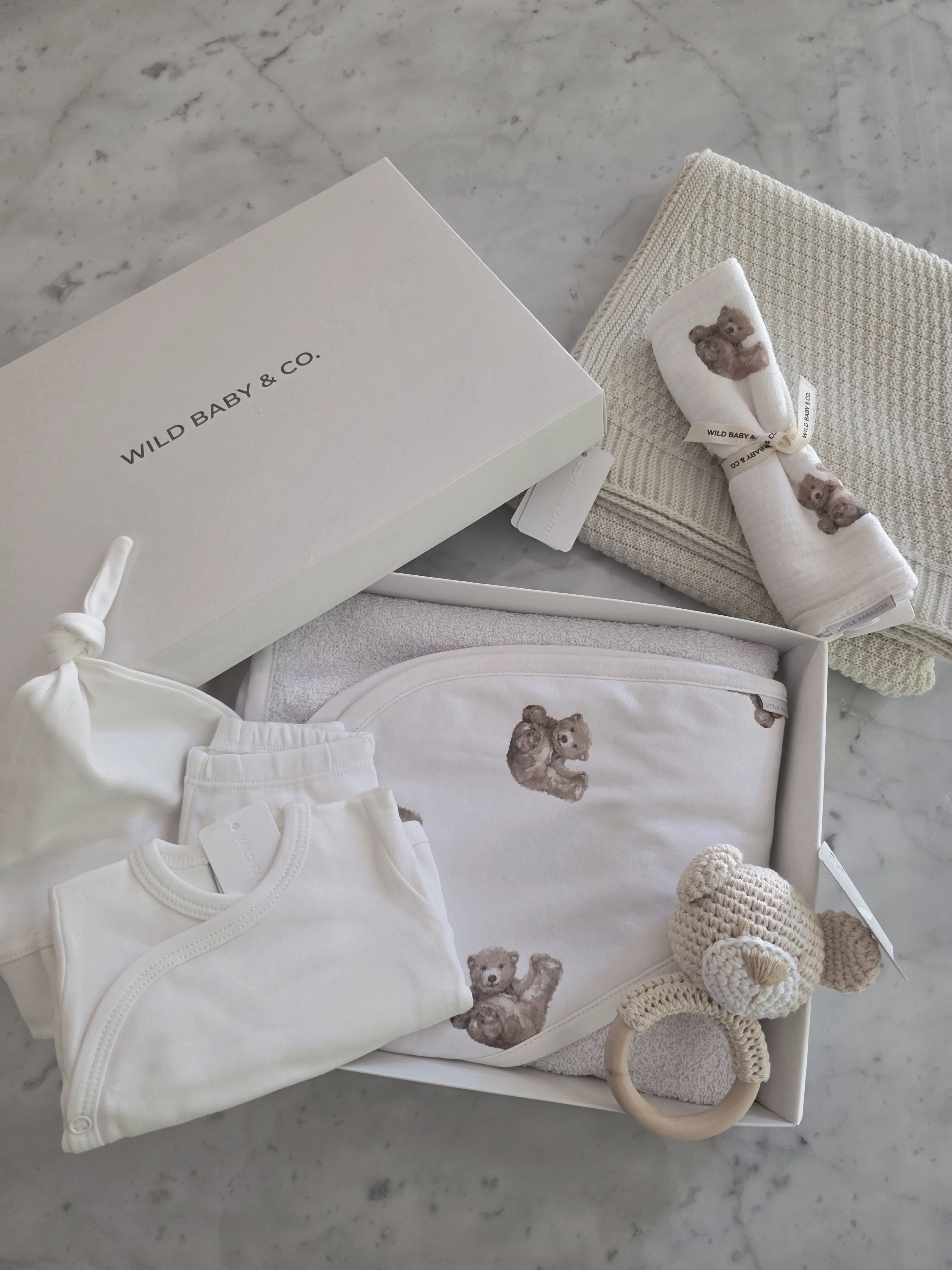box_recien-nacido_regalos_de_nacimiento-ajuar_algodón_toallón_babita_sonajero_para_bebes_wild_baby (1)