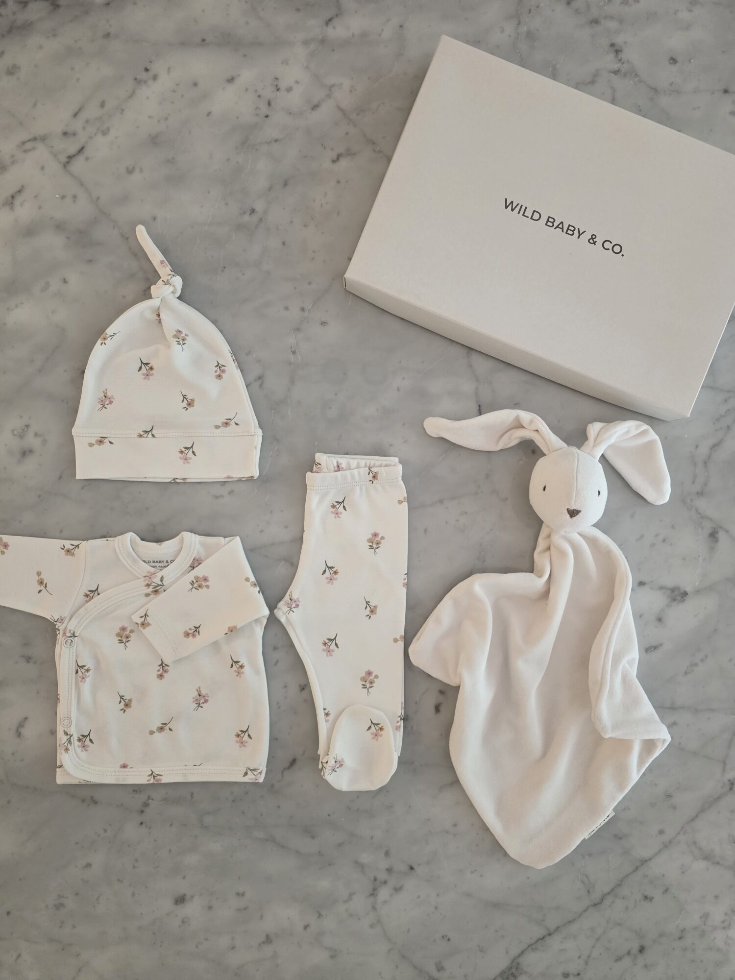 Gift_Box_Ajuar_& _Soft_Bunny_regalos_de_nacimiento_manta_de_apego_ajuar_Wild_baby_co (1)
