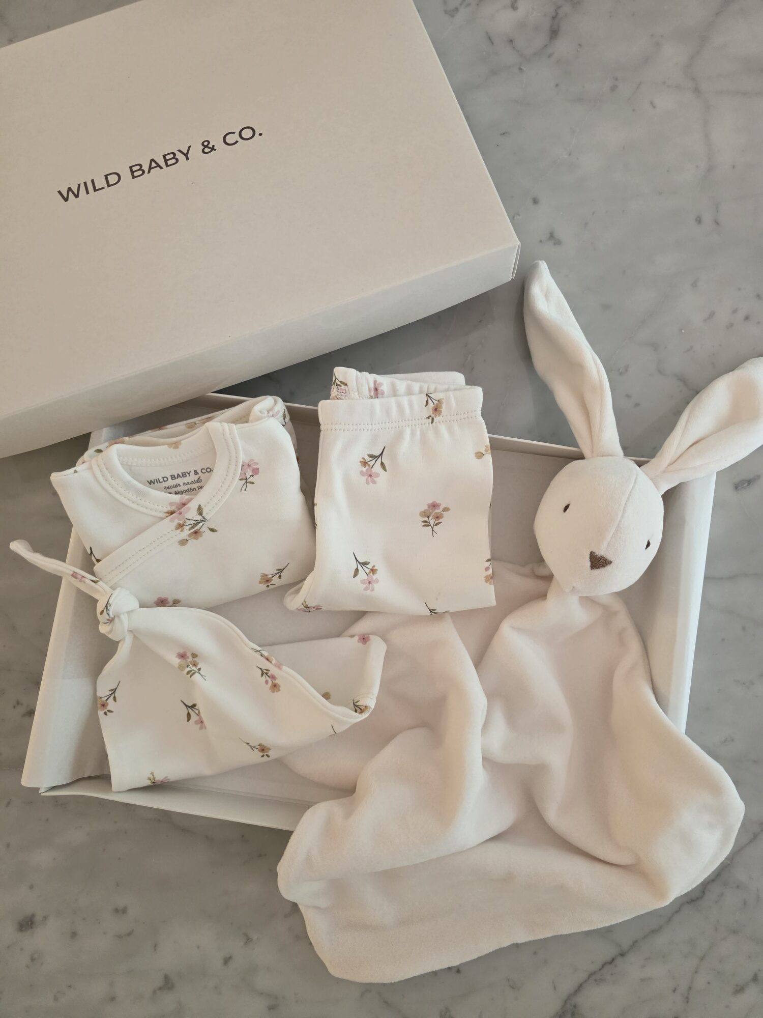 Gift_Box_Ajuar_& _Soft_Bunny_regalos_de_nacimiento_manta_de_apego_ajuar_Wild_baby_co (4)