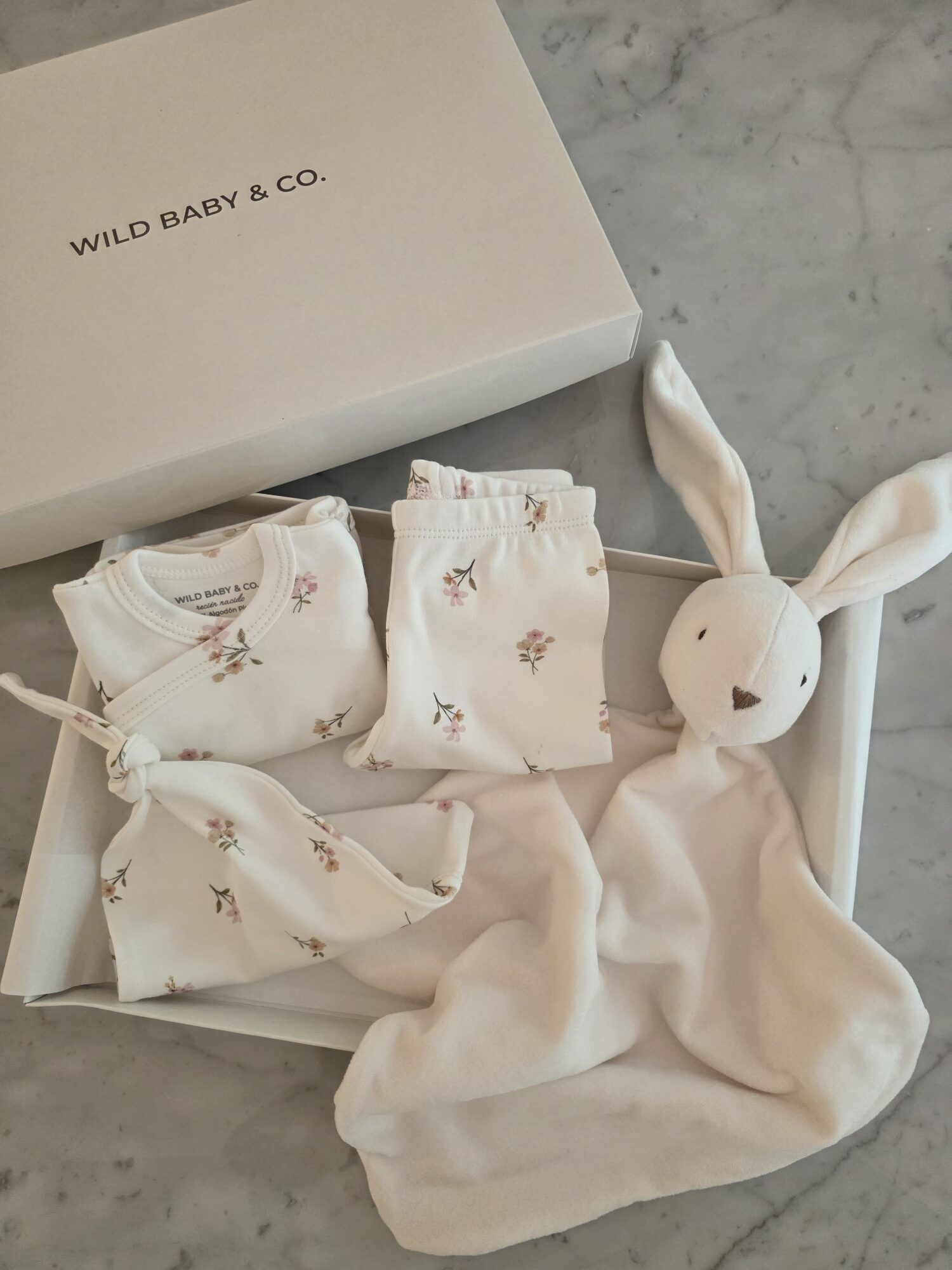 Gift_Box_Ajuar_& _Soft_Bunny_regalos_de_nacimiento_manta_de_apego_ajuar_Wild_baby_co (5)
